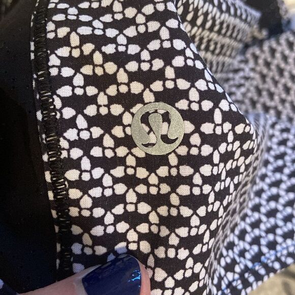Lululemon Black & White Patterned Real Quick Athletic Shorts Size 6 - Picture 6 of 6